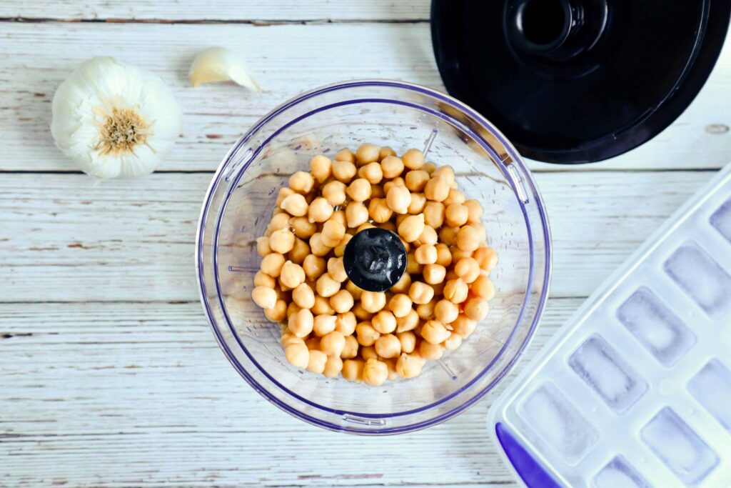 A chickpeas in a food processor. 