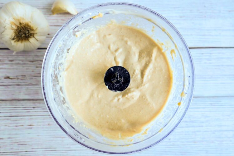 A hummus after blending in the food processor. 