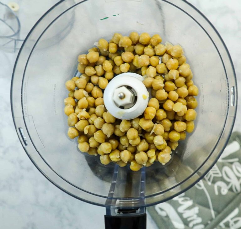 Chickpeas in the food processor 