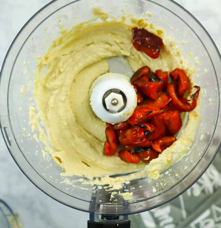 Hummus in the food processor with roasted red pepper
