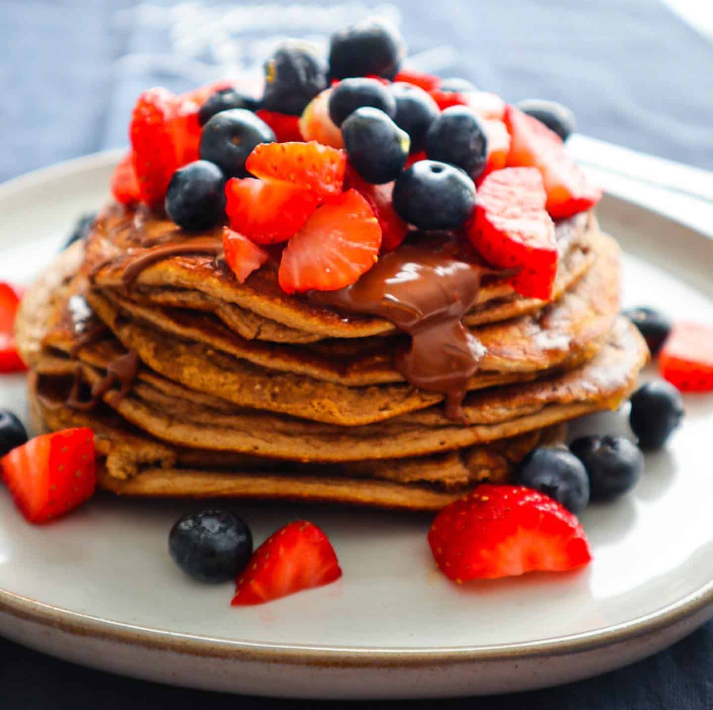These Healthy Chocolate Protein Pancakes are loaded with fresh Strawberries, Blueberries, Chocolate sauce and Honey. It is the perfect Breakfast for a busy and energetic day 😋
.
.
.
.
.

#proteinpancakes #pancakes #protein #healthyfood #breakfast #fitness #proteinpowder #feedfeed #todayfood #berries #f52grams #proteinfood #healthylifestyle #healthypancakes #healthybreakfast #foodie #food #foodporn #pancakestack #proteinpacked #pancake #healthy #nutrition #proteinbreakfast #breakfastideas #bhfyp