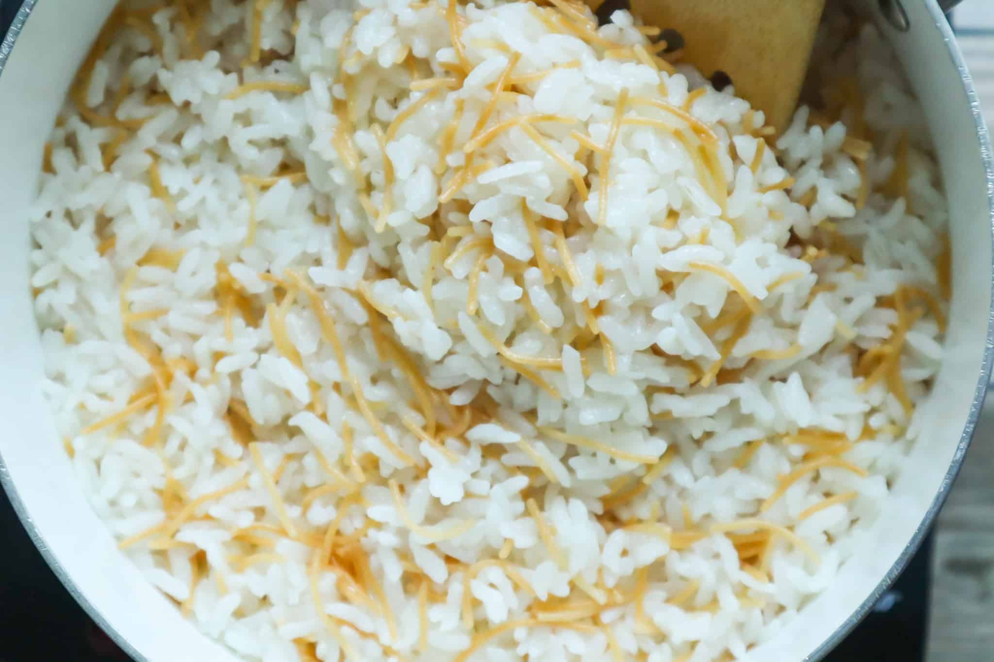 A pot of egyptian white rice with vermicelli 